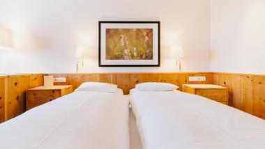 Gemütliches Doppelzimmer mit Holzdekoration im Hotel Aurora