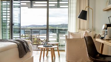 Gemütliches Zimmer mit Balkon und Seeblick im Seezeitlodge Hotel & Spa