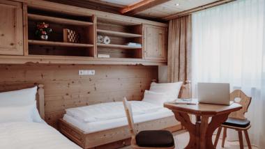 Gemütliches Zimmer mit Holzmöbeln bei Das Verwall Lech