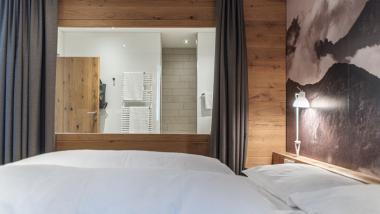 Verwühlte weiße Bettdecke im Sporthotel Silvretta Montafon Gaschurn