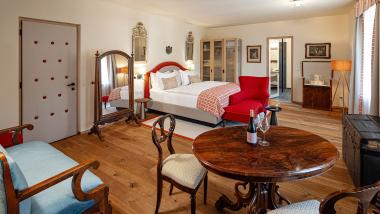 Elegantes Zimmer im Castel Sallegg mit antiken Möbeln und Holzboden