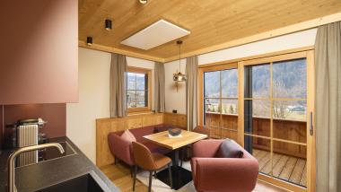 Gemütliche Sitzecke mit Tisch und Blick auf Balkon im Hochfeldhof