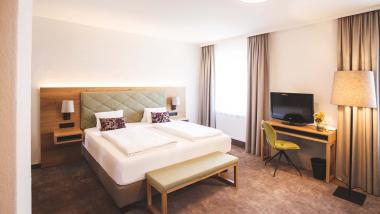 Der Dolomitenhof ***S modernes Doppelzimmer mit Schreibtisch und TV