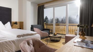 Modernes Hotelzimmer im Hotel Moarhof mit Balkon und Sitzbereich