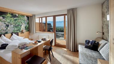 Zimmer im Naturhotel Die Waldruhe mit Bergblick und moderner Holzeinrichtung