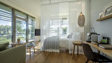 Modernes Zimmer mit viel Licht im Seezeitlodge Hotel & Spa