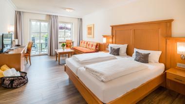 Helles Hotelzimmer mit Doppelbett und Balkon im Hammerhof Bodenmais