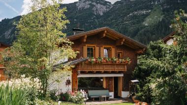 Hotel Aurora traditionelles Holzhotel in den Bergen mit Garten und Blumen