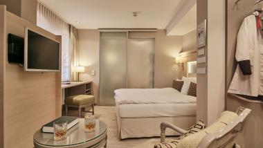 Gemütliches Zimmer im Hotel Reppert mit Doppelbett und Sitzecke