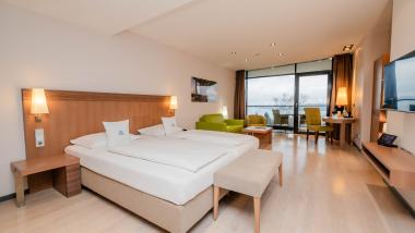 Modernes Gästezimmer im Parkhotel St. Leonhard Überlingen mit Doppelbett und Balkon