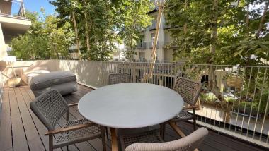 Balcone con tavolo e sedie presso Evangelisti Palace Suite & Apartments