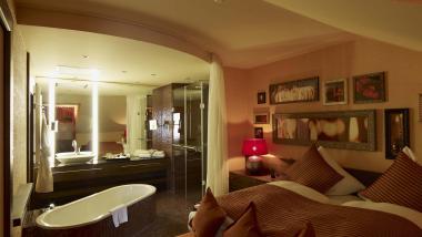 Gemütliches Zimmer mit Badewanne im Land & Golf Hotel Stromberg