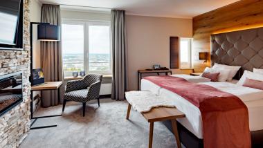 Gemütliches Hotelzimmer im Burghotel Staufeneck mit Doppelbett und Fensterblick