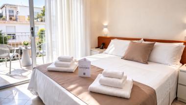 Camera luminosa con letto matrimoniale e balcone al Regal Hotel Rimini