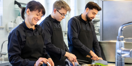 Drei Köche bereiten in Zeller's Quartier Königsbrunn Speisen zu