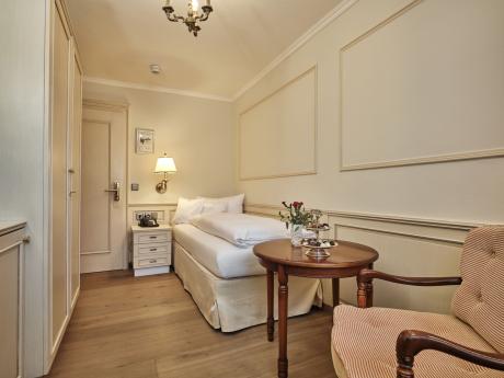Klassisches Hotelzimmer im Hotel Reppert mit Doppelbett und Sitzbereich