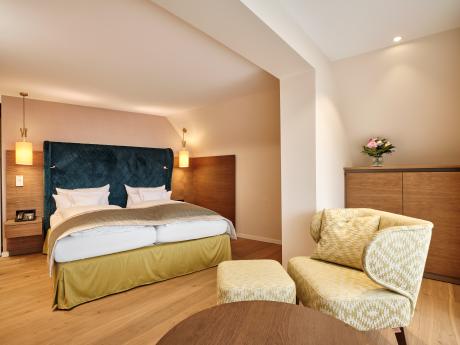 Schlafzimmer im Hotel Reppert mit Doppelbett und Sitzecke