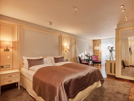 Elegantes Doppelzimmer im Hotel Reppert mit Sitzbereich