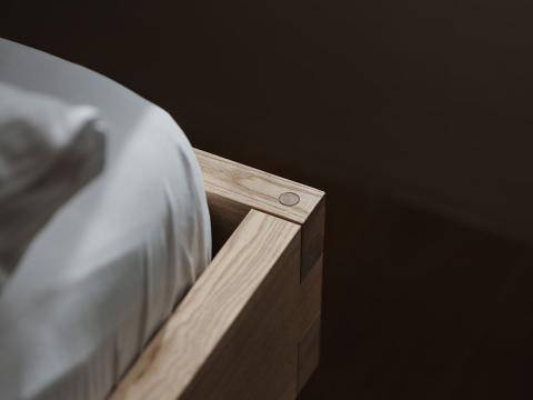 Eckdetail eines Massivholzbetts im Hotel Aurora, minimalistisch und modern