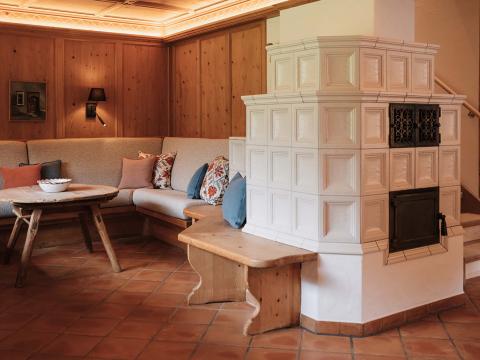 Gemütlicher Sitzbereich mit Kamin im Hotel Aurora