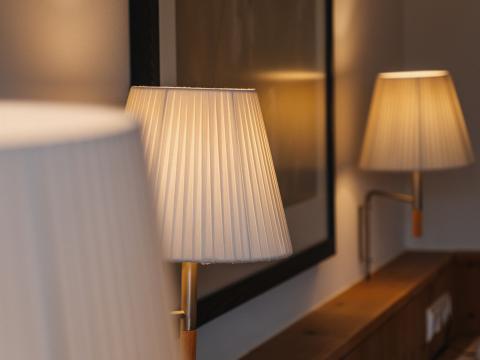 Beleuchtete Wandlampen und Kunstwerk im Hotel Aurora Zimmer