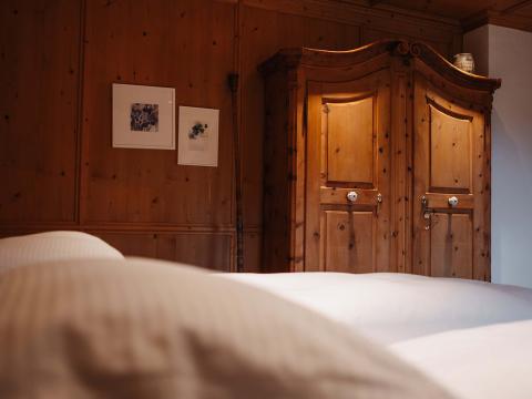 Gemütliches Zimmer im Hotel Aurora mit Holzmöbeln und weichen Kissen