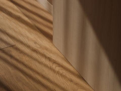 Holzboden mit Schatten im Hotel Aurora