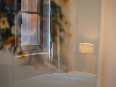 Zimmerblick im Hotel Aurora mit Fenster und Lampe