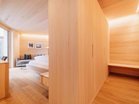 Zimmer im Hotel Aurora mit heller Holzvertäfelung und modernem Design