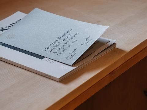 Hotel Aurora Informationsbroschüren auf einem Holztisch
