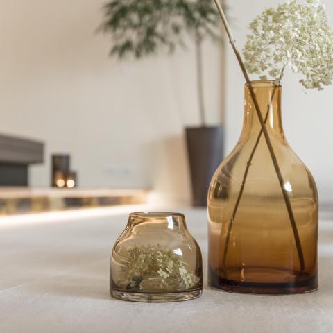 Brandnamic: Glasvasen mit Blumen auf einem Tisch im modernen Wohnbereich