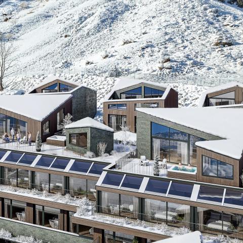 Weißes Bett mit Kissen und gepolstertem Kopfteil im Glockna Hotel