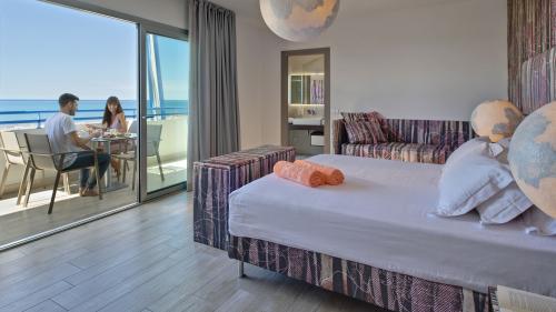 Camera d'hotel moderna con balcone e vista mare al Bibione Palace Hotel