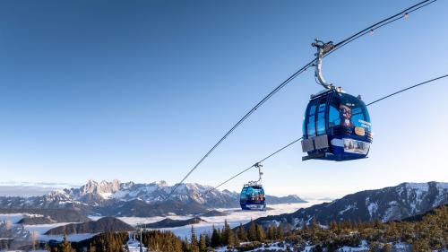 Hotel Forstauerwirt: Gondeln schweben vor einem schneebedeckten Bergpanorama