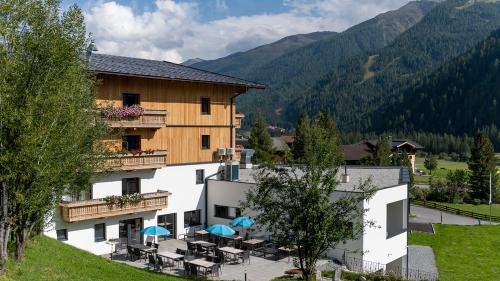 Das Unterrain Lifestyle Hotel con terrazza e montagne sullo sfondo
