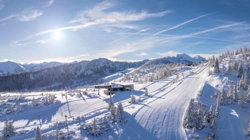 Verschneite Skipisten und Berge beim Hotel Forstauerwirt