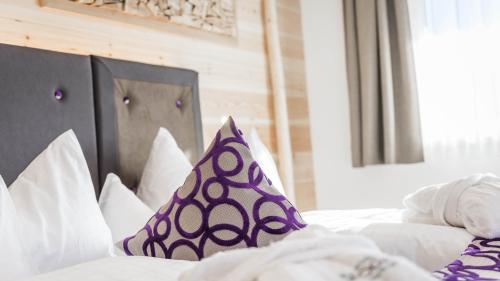 Gemütliches Hotelzimmer mit ordentlich gemachten Betten und dekorativen Kissen.