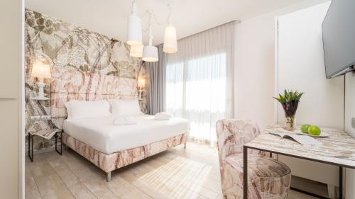 Camera luminosa con letto matrimoniale e scrivania al Bibione Palace Hotel