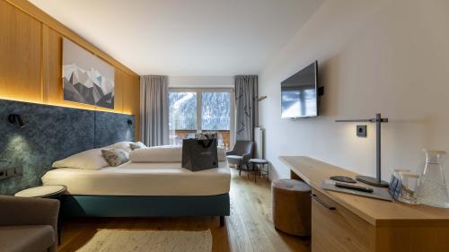 Camera dell'Unterrain Lifestyle Hotel con letto, zona salotto e vista dalla finestra
