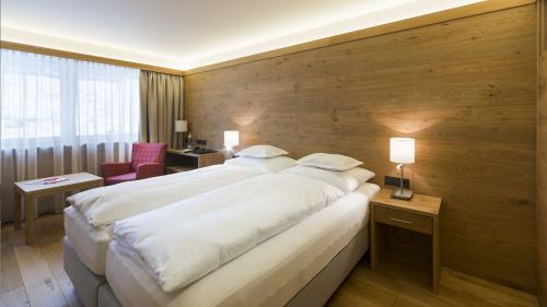 Hotel Panorama Doppelzimmer mit Holzwand, zwei Betten und großem Fenster