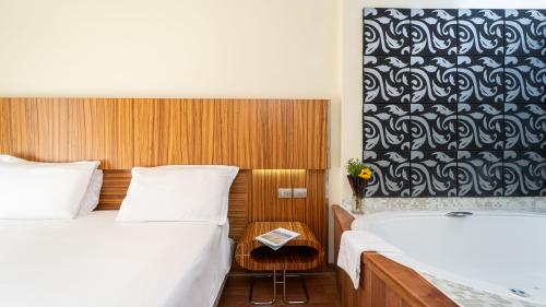 Camera d'hotel moderna con letto matrimoniale e vasca idromassaggio al Bibione Palace Hotel