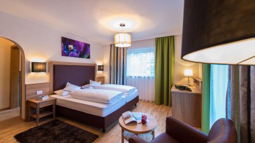 Modernes Doppelzimmer im Parc Hotel Florian mit gemütlichen Betten und Sitzbereich