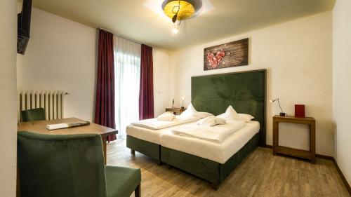 Modernes Zimmer im Parc Hotel Florian mit Doppelbett und Sitzbereich