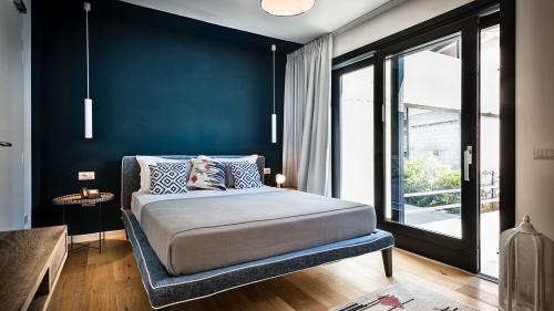 Camera moderna al Teku Boutique Hotel con letto matrimoniale e ampie finestre