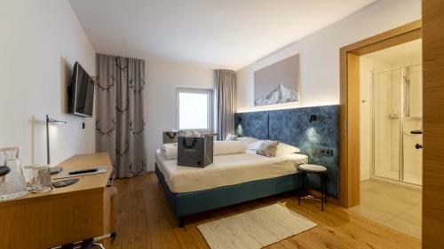 Camera moderna nel Unterrain Lifestyle Hotel con pavimento in legno e bagno