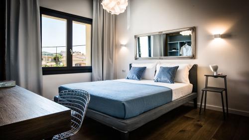 Camera del Teku Boutique Hotel con letto matrimoniale e scrivania