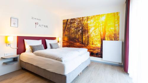 Modernes Doppelzimmer im Mythenresort Heimdall mit Wald-Wandbild und großem Fenster