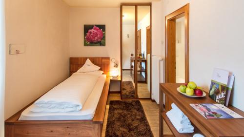 Kleines Einbettzimmer im Parc Hotel Florian mit Holzdesign und Spiegel