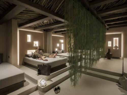 Entspannungsraum im Hotel MOHR life resort mit modernen Liegen und indirekter Beleuchtung