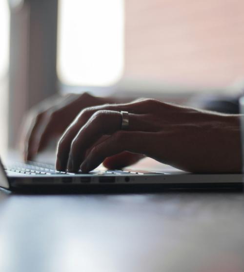 Hände tippen auf Laptop-Tastatur im Resort La Ginabelle Zermatt